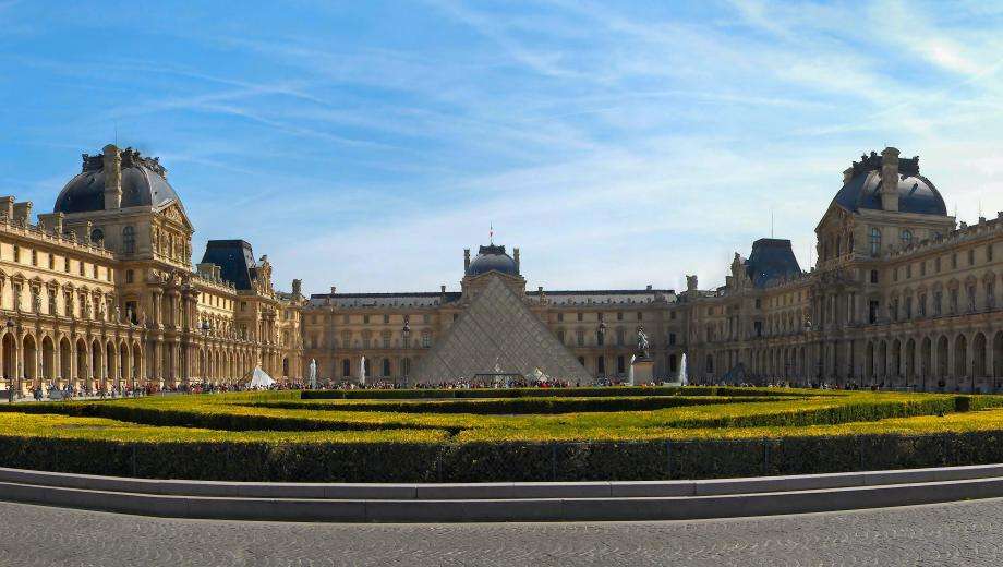 Tombez amoureux du Musée du Louvre à Paris